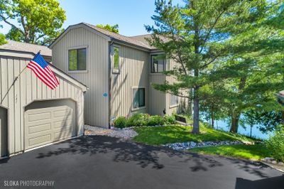 D - 141 Shoreline Road, Condo with 3 bedrooms, 3 bathrooms and 1 parking in Lake Barrington IL | Image 1