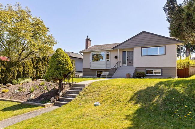 8270 19 Th Avenue, House other with 4 bedrooms, 2 bathrooms and 2 parking in Burnaby BC | Image 3