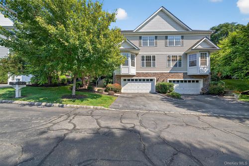 8 Green Ct, Middletown, NY, 10940-2670 | Card Image