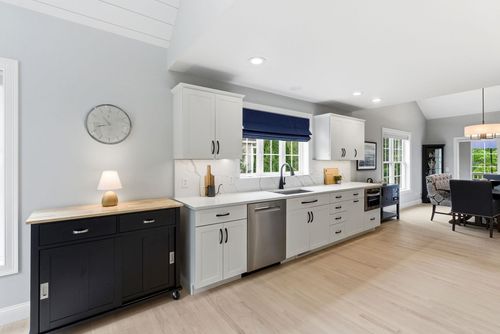 28 Greenvale Dr, Stratham, NH, 03885-6536 | Card Image