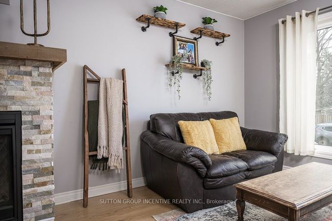 28 Dyer Dr, House attached with 4 bedrooms, 2 bathrooms and 4 parking in Wasaga Beach ON | Image 5