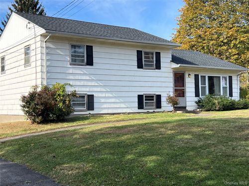7 Carriage Dr, Newburgh, NY, 12550-2915 | Card Image