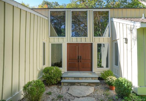 22 Peters Ln, Pound Ridge, NY, 10576-1805 | Card Image