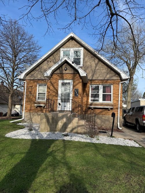 920 N Madison St, Woodstock, IL, 60098-2835 | Card Image