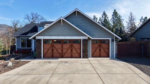 209 White Oak Way, Shady Cove, OR, 97539-8000 | Card Image