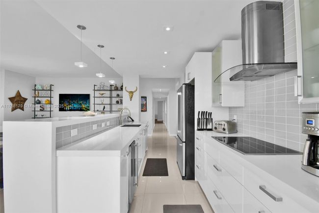PHH - 9225 Collins Ave, Condo with 3 bedrooms, 3 bathrooms and null parking in Surfside FL | Image 6