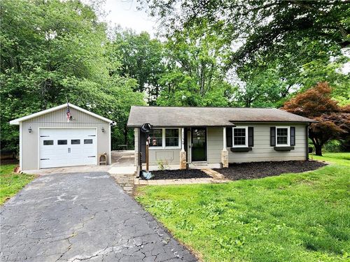 1129 Foxtrot Ct, King, NC, 27021-9306 | Card Image