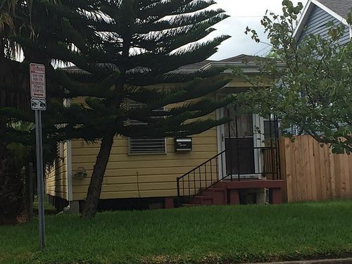 723 Winnie St, Galveston, TX, 77550-5233 | Card Image