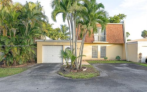 7327 Pepper Pike Dr, Hialeah, FL, 33015-2226 | Card Image