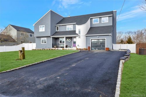 4 Bay St, Center Moriches, NY, 11934-3704 | Card Image