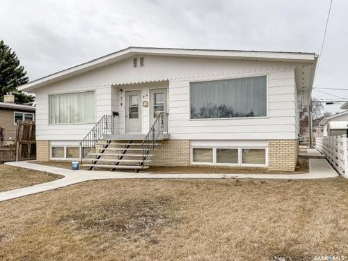 216 15th Ave Ne, Swift Current, SK, S9H2X2 | Card Image