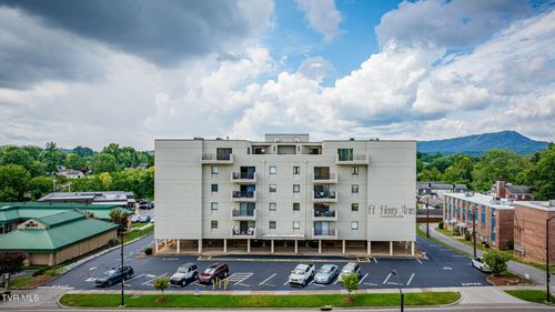 apt-4a-1585 Fort Henry Dr, Kingsport, TN, 37664-2570 | Card Image