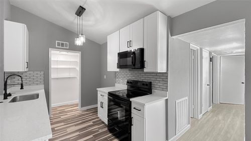 674 W Warrior Trl, Grand Prairie, TX, 75052-6099 | Card Image