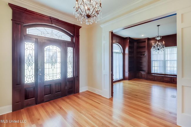 Foyer/front door | Image 8