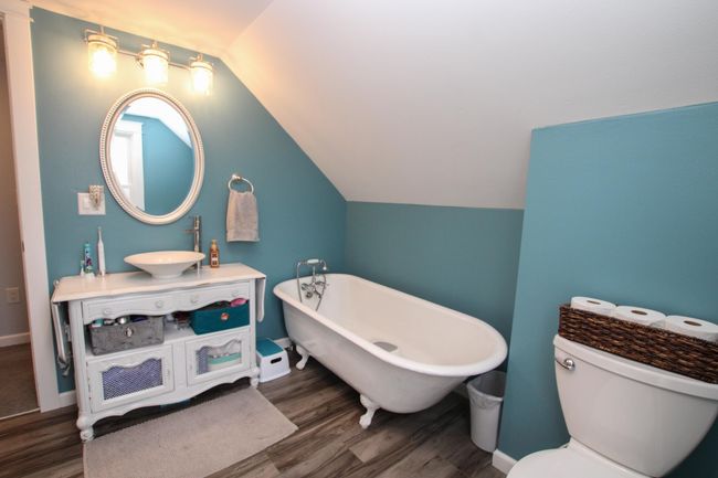 Upstairs Bathroom | Image 34