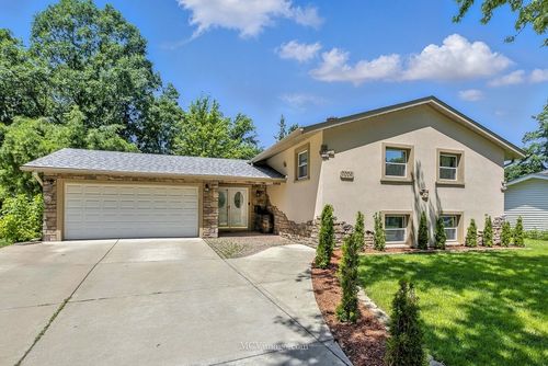 7004 Roberts Dr, Woodridge, IL, 60517-1903 | Card Image