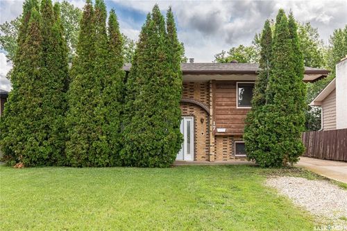 17 Blue Sage Dr, House with 3 bedrooms, 2 bathrooms and 5 parking in Moose Jaw SK | Card Image