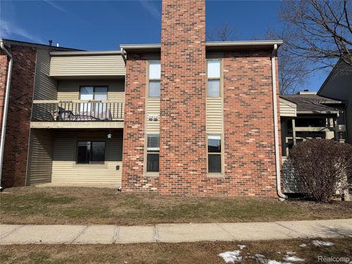 22140 Indian Creek Dr, Farmington Hills, MI, 48335-5540 | Card Image