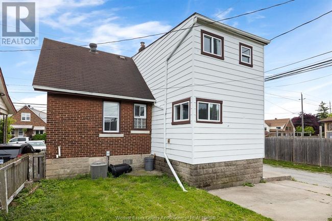1056 Shepherd St E, Home with 3 bedrooms, 2 bathrooms and null parking in Windsor ON | Image 15