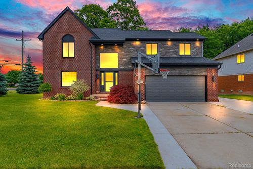 52424 Walnut Dr, Chesterfield, MI, 48047-4549 | Card Image