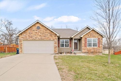 8715 N Belton Ave, Kansas City, MO, 64154-3908 | Card Image