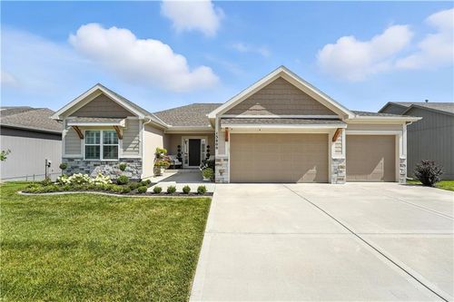 13800 Nw 74th St, Parkville, MO, 64152-5158 | Card Image