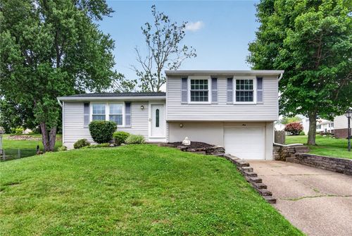 9 Robinwood Dr, Coraopolis, PA, 15108-9115 | Card Image