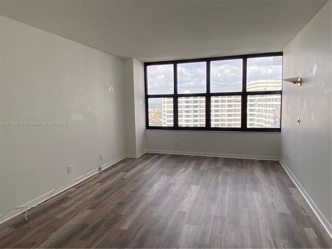 APT-1920 - 2500 Parkview Dr, Condo with 2 bedrooms, 2 bathrooms and null parking in Hallandale Beach FL | Image 12