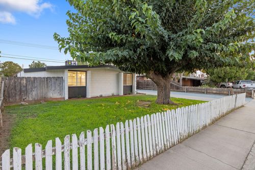 214 Plum St, Exeter, CA, 93221-1131 | Card Image