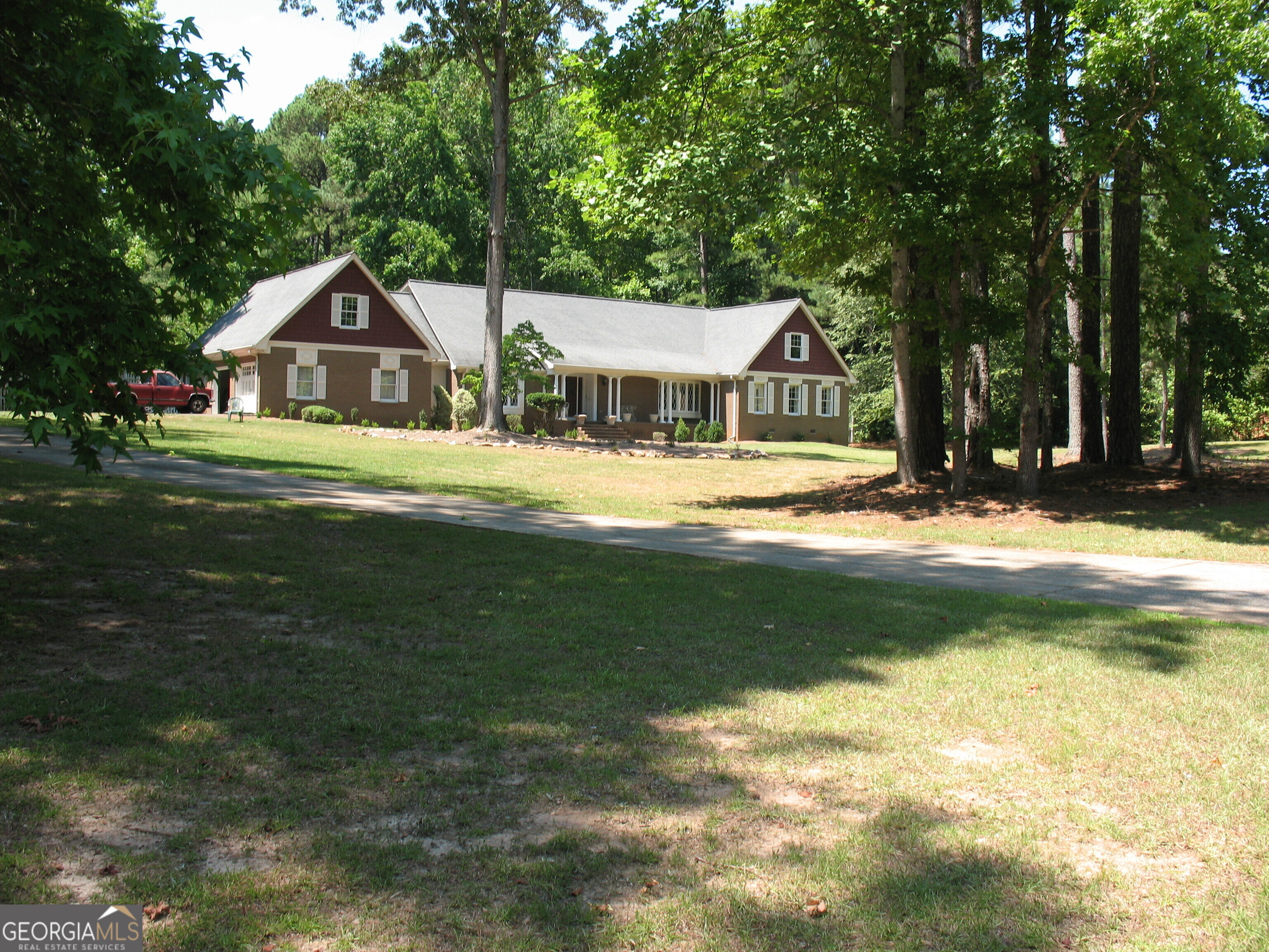 Camelot Dr, Fayetteville, GA 30214