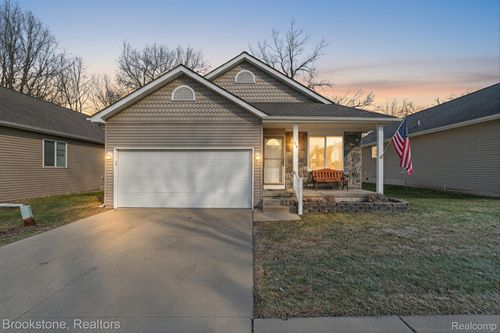 214 Pineview Dr, Fenton, MI, 48430-3628 | Card Image