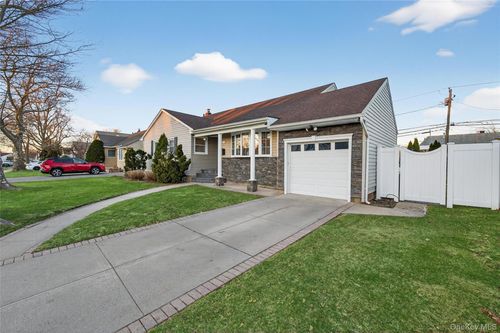 661 Garner Pl, East Meadow, NY, 11554-4424 | Card Image
