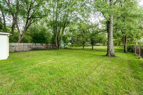 2448 Oakcrest Rd, Sterling Heights, MI, 48310-4280 | Card Image