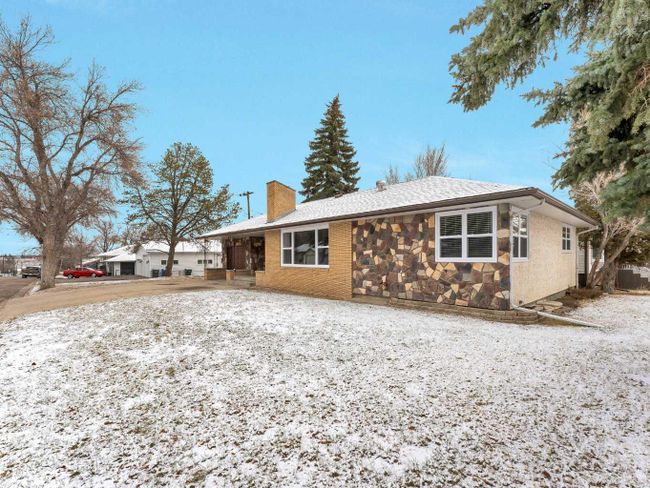 539 6 Avenue Sw, Home with 3 bedrooms, 2 bathrooms and 5 parking in Medicine Hat AB | Image 3
