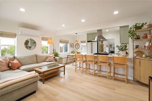118 W 53rd St, Long Beach, CA, 90805-5806 | Card Image