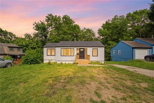 2221 S Hawthorne Ave, Independence, MO, 64052-1635 | Card Image