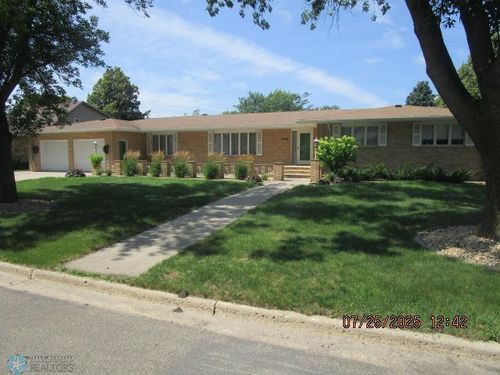 1029 Valley St, Wahpeton, ND, 58075-3709 | Card Image