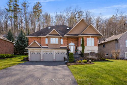 130 Dorchester Dr, Grimsby, ON, L3M1A8 | Card Image