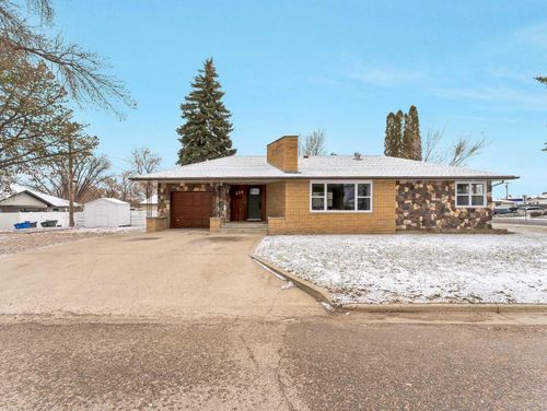 539 6 Avenue Sw, Home with 3 bedrooms, 2 bathrooms and 5 parking in Medicine Hat AB | Card Image