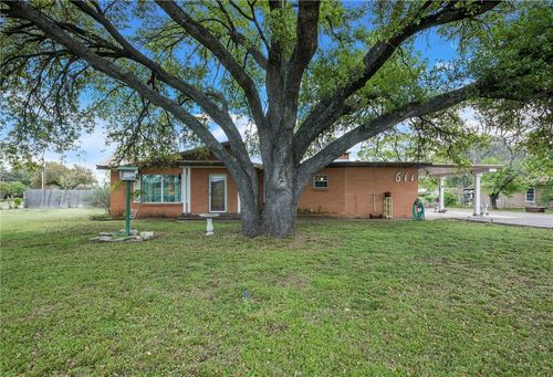 611 N Avenue Q, Clifton, TX, 76634-1241 | Card Image