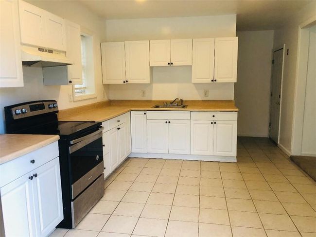 lots of cabinets | Image 4