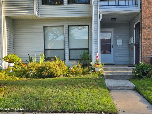 c-5 Twin Rivers Dr, East Windsor, NJ, 08520-5727 | Card Image
