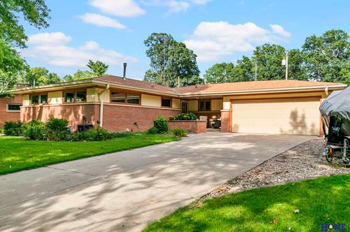 1610 Circle Dr, Lincoln, NE, 68506-1420 | Card Image