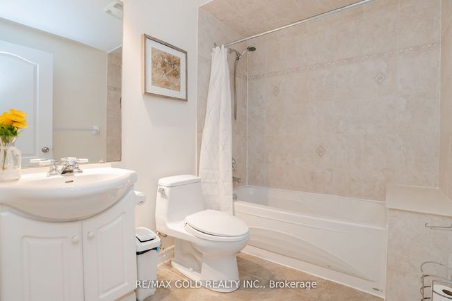 327 Balmoral Dr, House attached with 3 bedrooms, 2 bathrooms and 5 parking in Brampton ON | Image 10