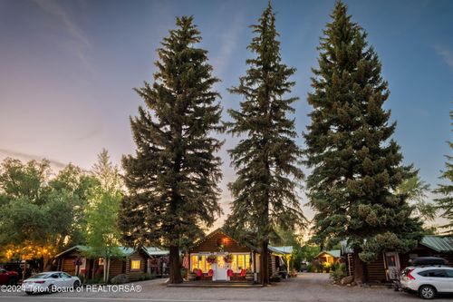 49 E Magnolia St, Pinedale, WY, 82941-5269 | Card Image