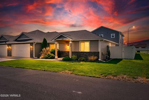 8402 Westbrook Ave, Yakima, WA, 98908-8466 | Card Image