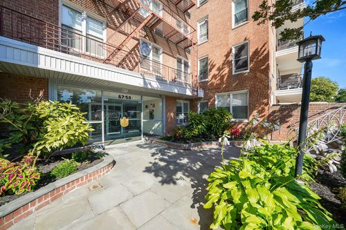 4u-67 Thornton Pl, Forest Hills, NY, 11375 | Card Image