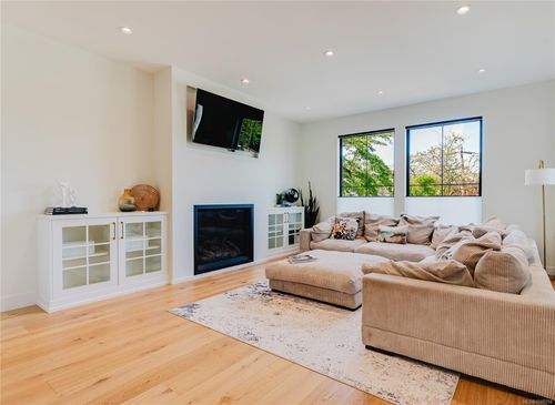 63 Boyd St, Victoria, BC, V8V2C8 | Card Image