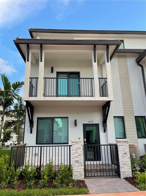 8118 Nw 42nd St, Doral, FL, 33166-5892 | Card Image