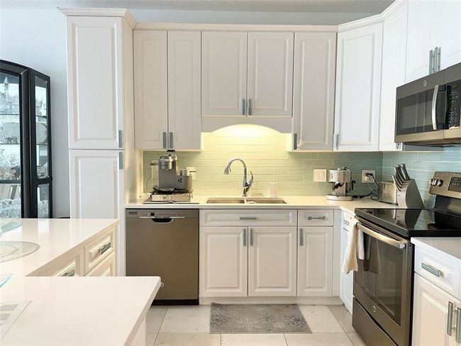 UNIT-2312 - 1 Beach Dr Se, Condo with 2 bedrooms, 2 bathrooms and null parking in ST PETERSBURG FL | Image 5